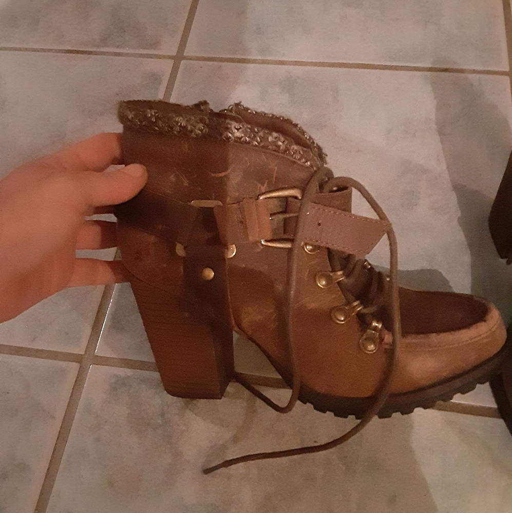 Brown heeled boats size 7